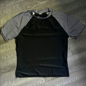 Old Navy Black‎ and White Short Sleeve Swim Tee size medium.